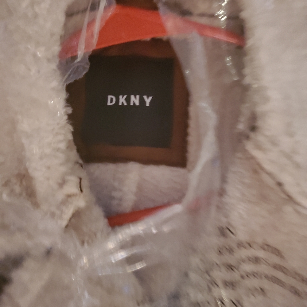DKNY - Picture 2 of 3